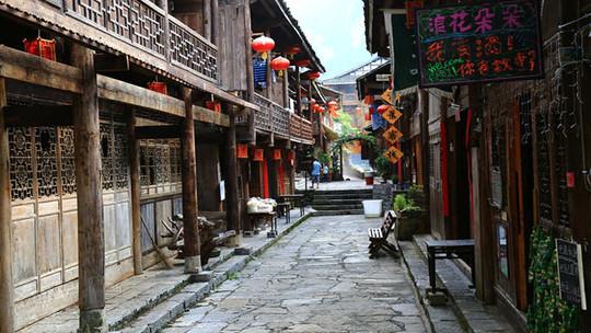《热辣滚烫》太悬浮?雷佳音被暗恋没说服力,贾玲把羞怯演成贼